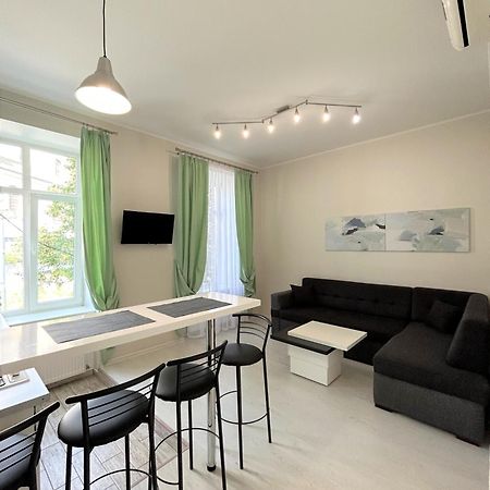 Modern Apartment In Old City Center Lviv Exterior photo
