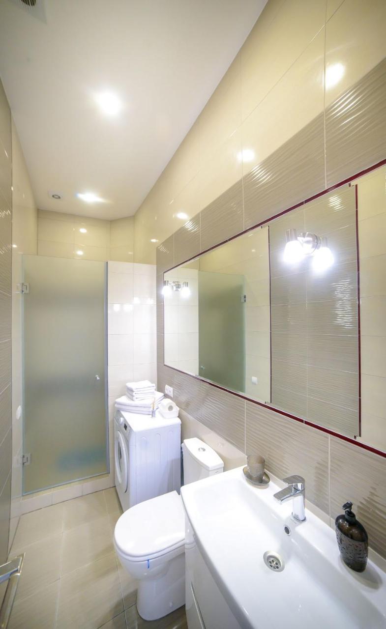Modern Apartment In Old City Center Lviv Exterior photo